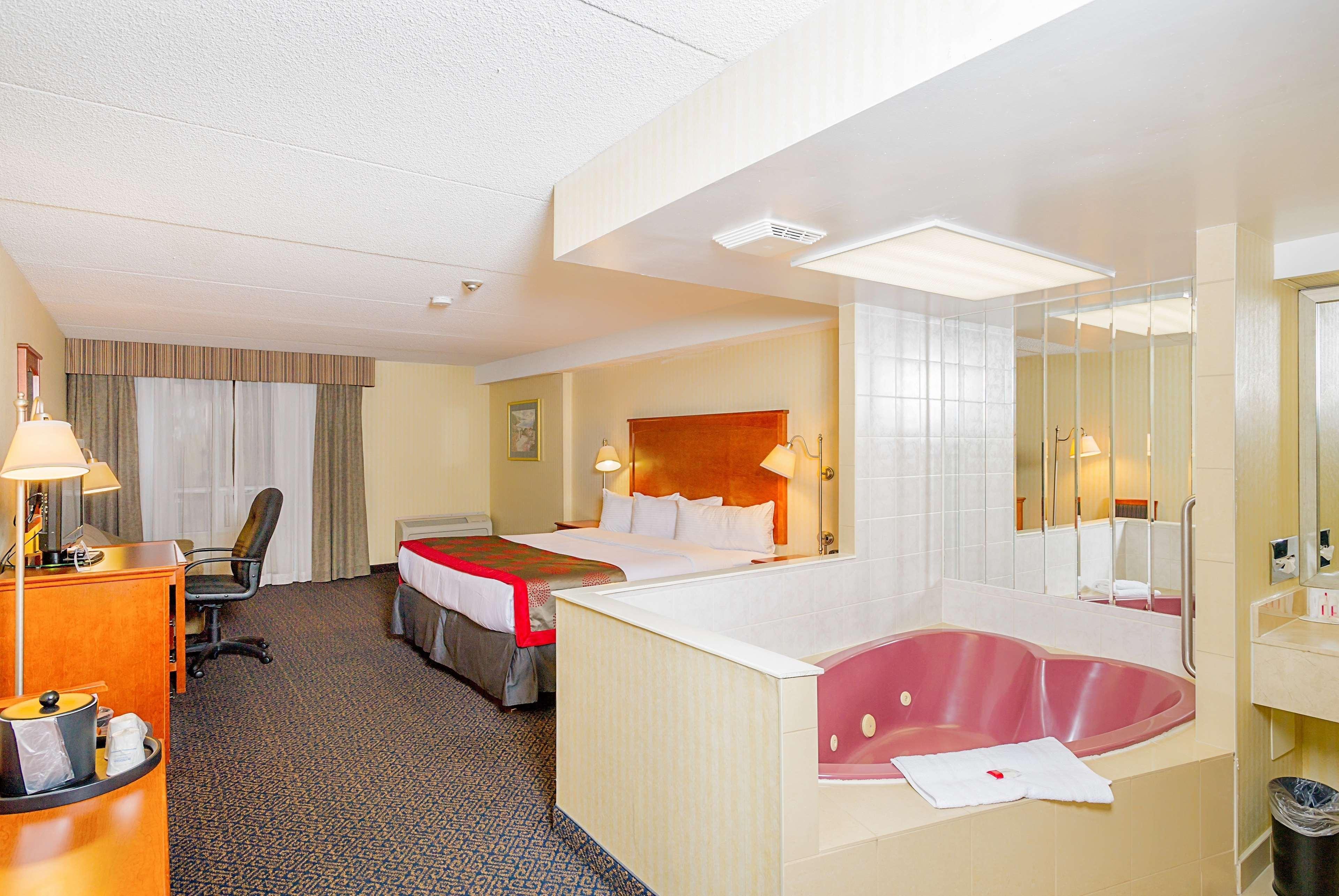 Ramada By Wyndham Niagara Falls By The River Bagian luar foto