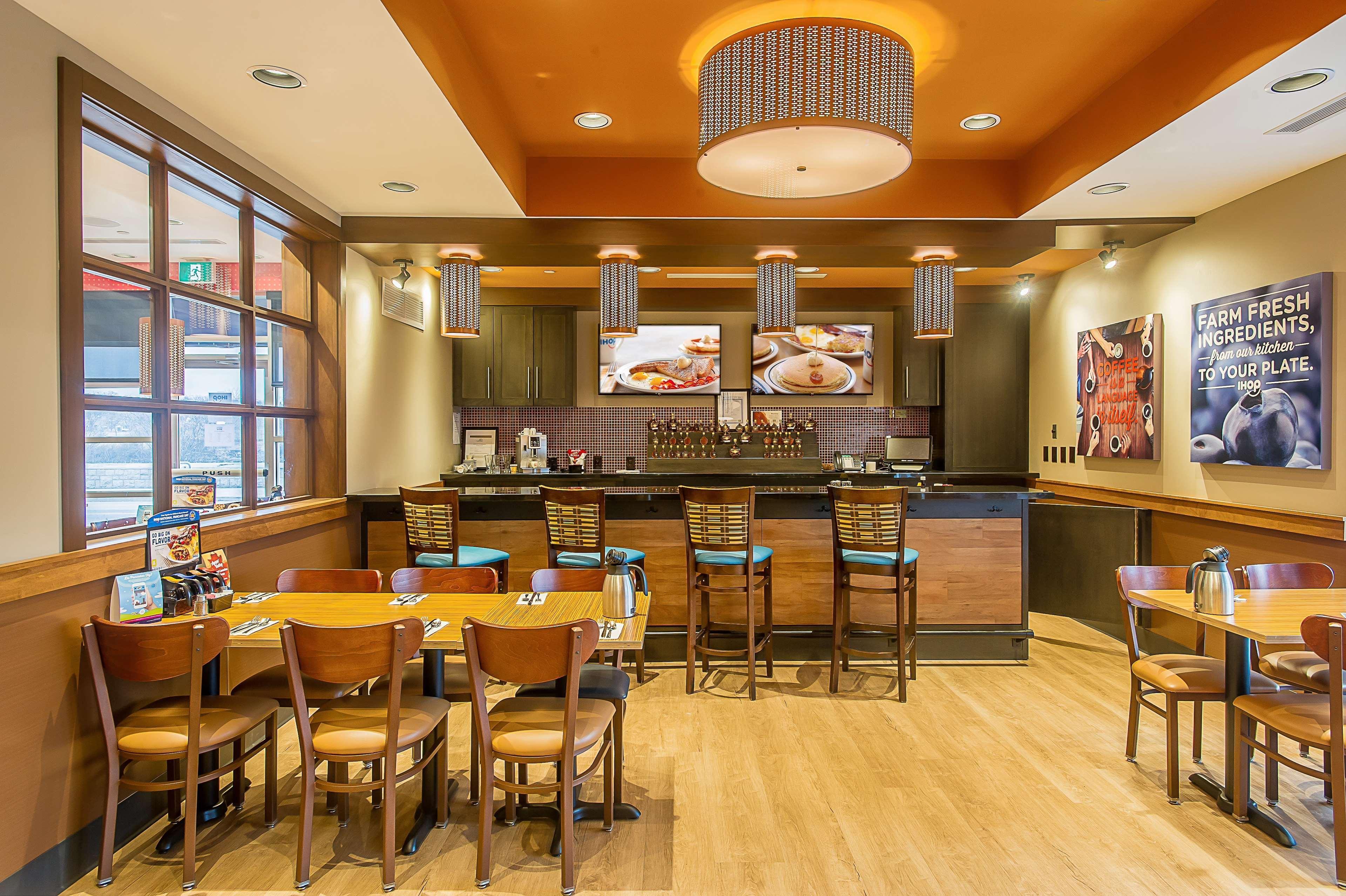 Ramada By Wyndham Niagara Falls By The River Bagian luar foto