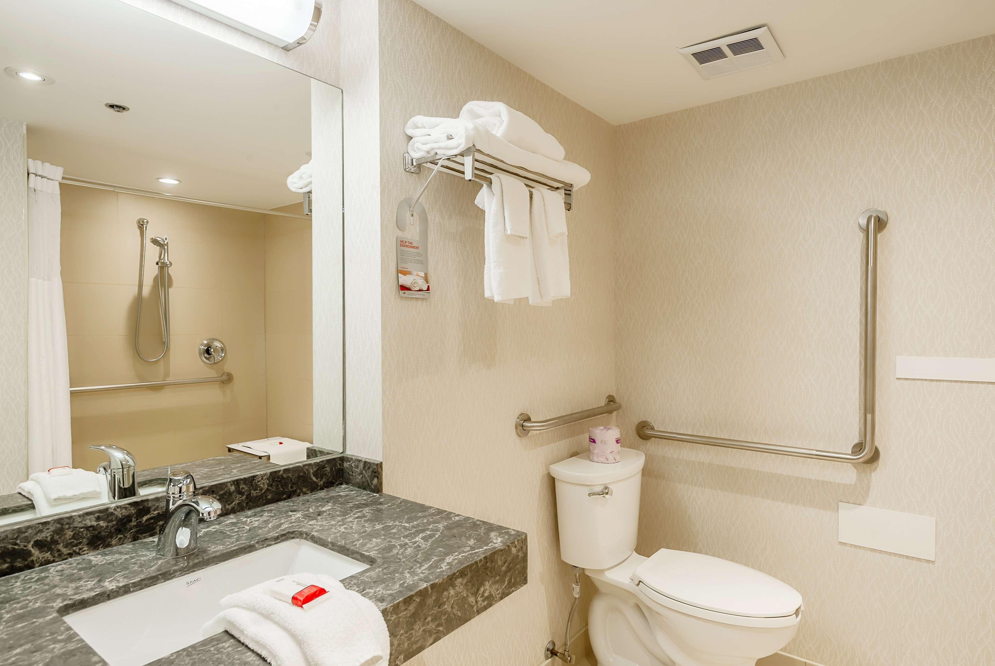 Ramada By Wyndham Niagara Falls By The River Bagian luar foto