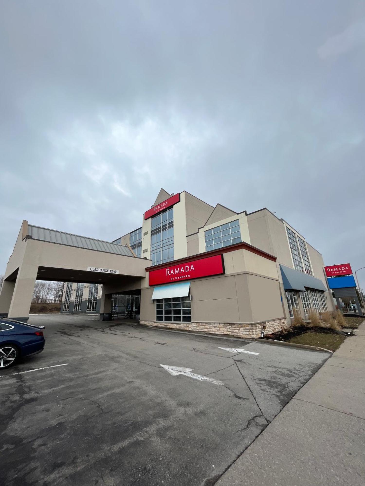 Ramada By Wyndham Niagara Falls By The River Bagian luar foto