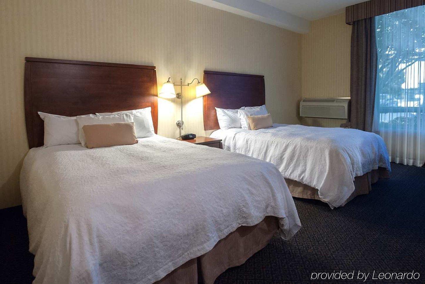 Ramada By Wyndham Niagara Falls By The River Bagian luar foto