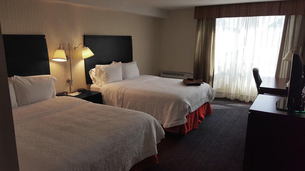 Ramada By Wyndham Niagara Falls By The River Bagian luar foto