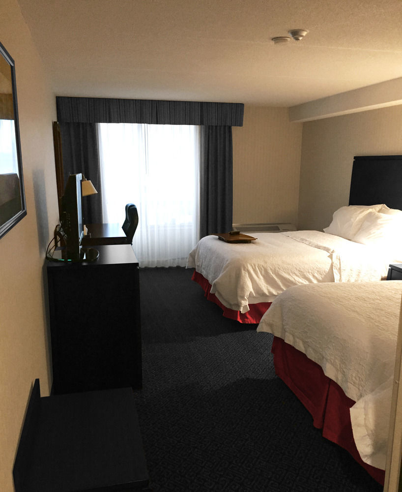 Ramada By Wyndham Niagara Falls By The River Bagian luar foto