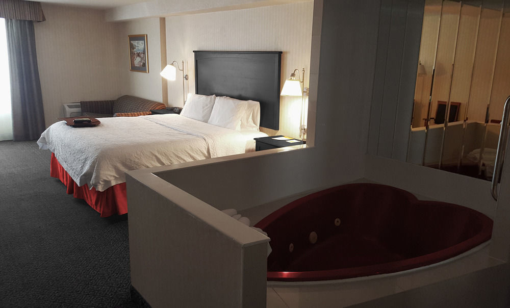 Ramada By Wyndham Niagara Falls By The River Bagian luar foto