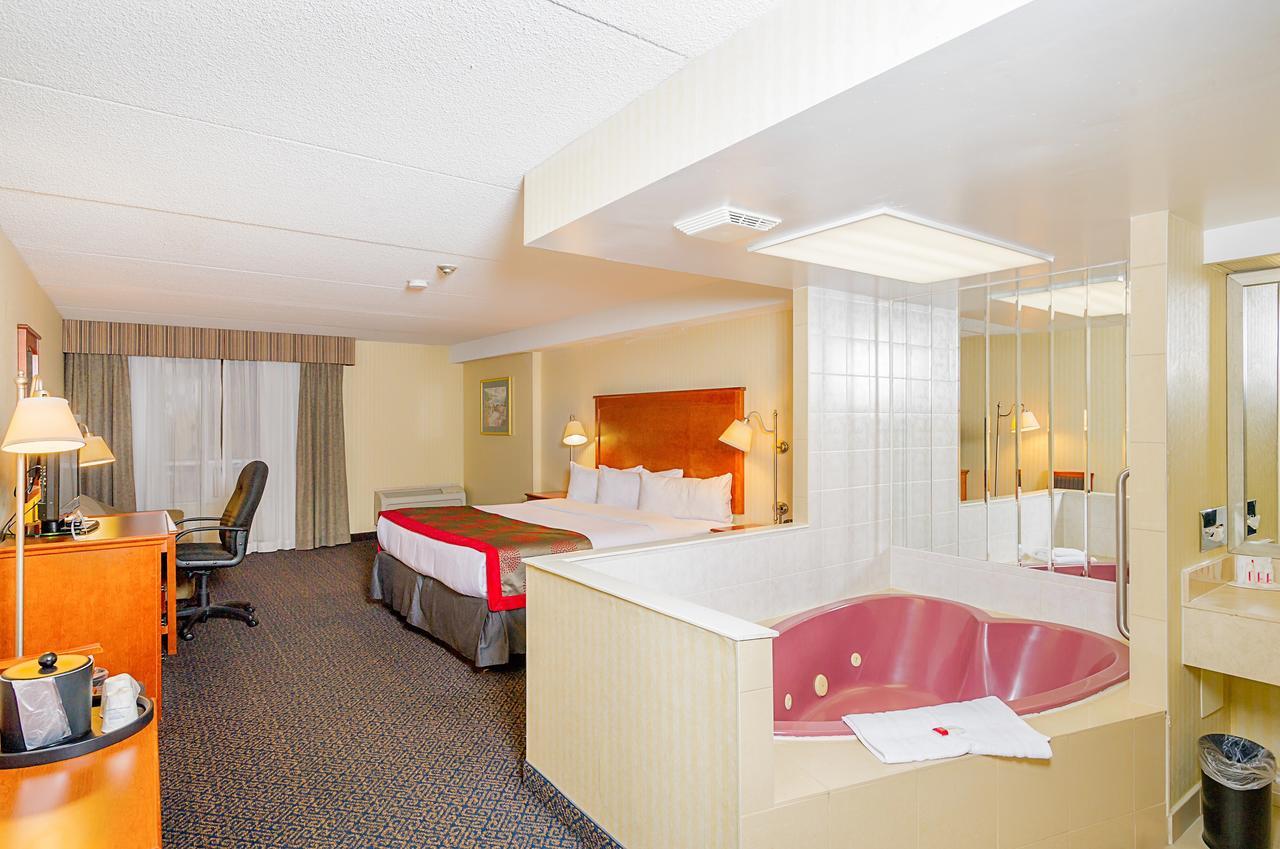 Ramada By Wyndham Niagara Falls By The River Bagian luar foto