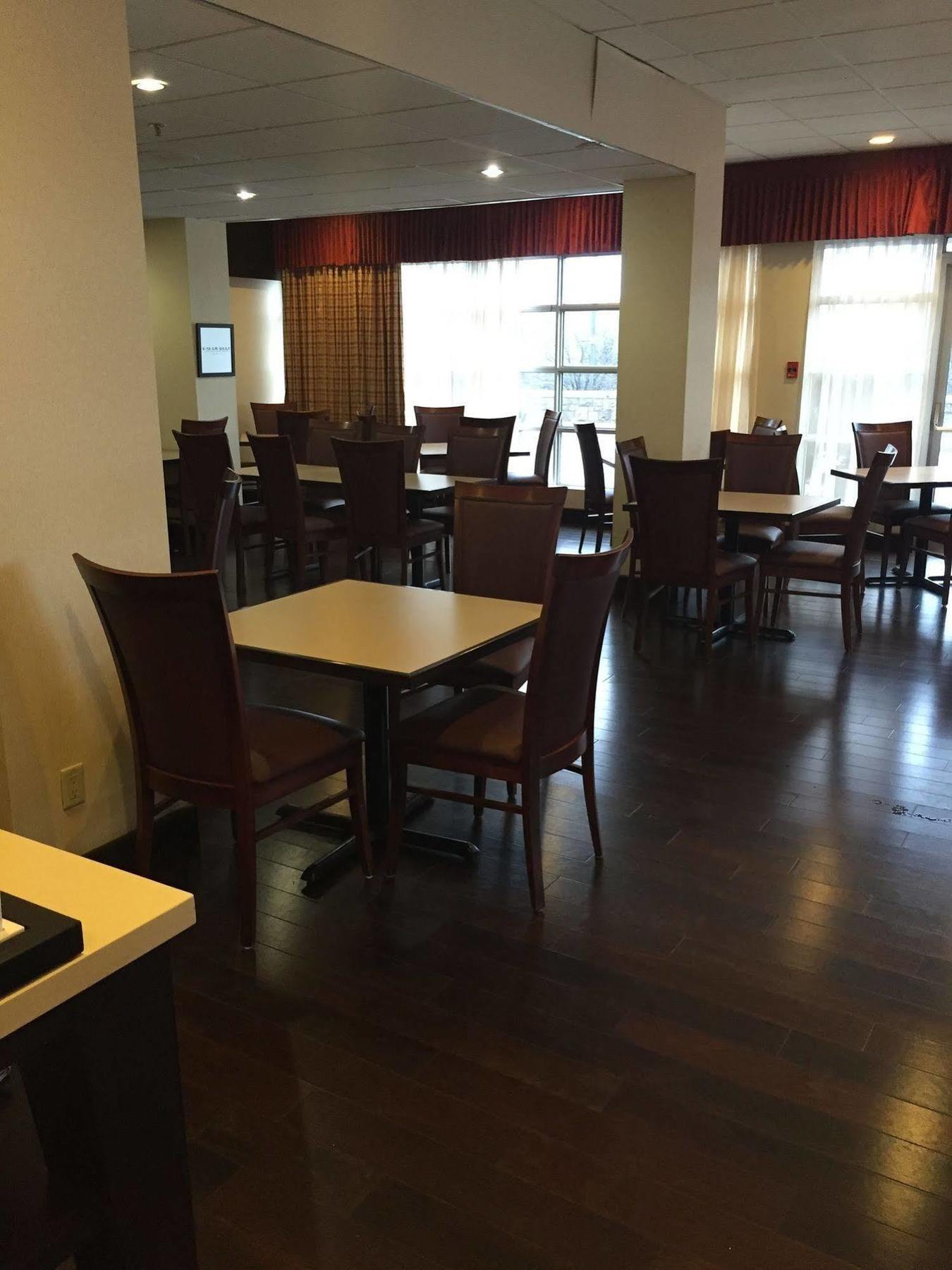 Ramada By Wyndham Niagara Falls By The River Bagian luar foto