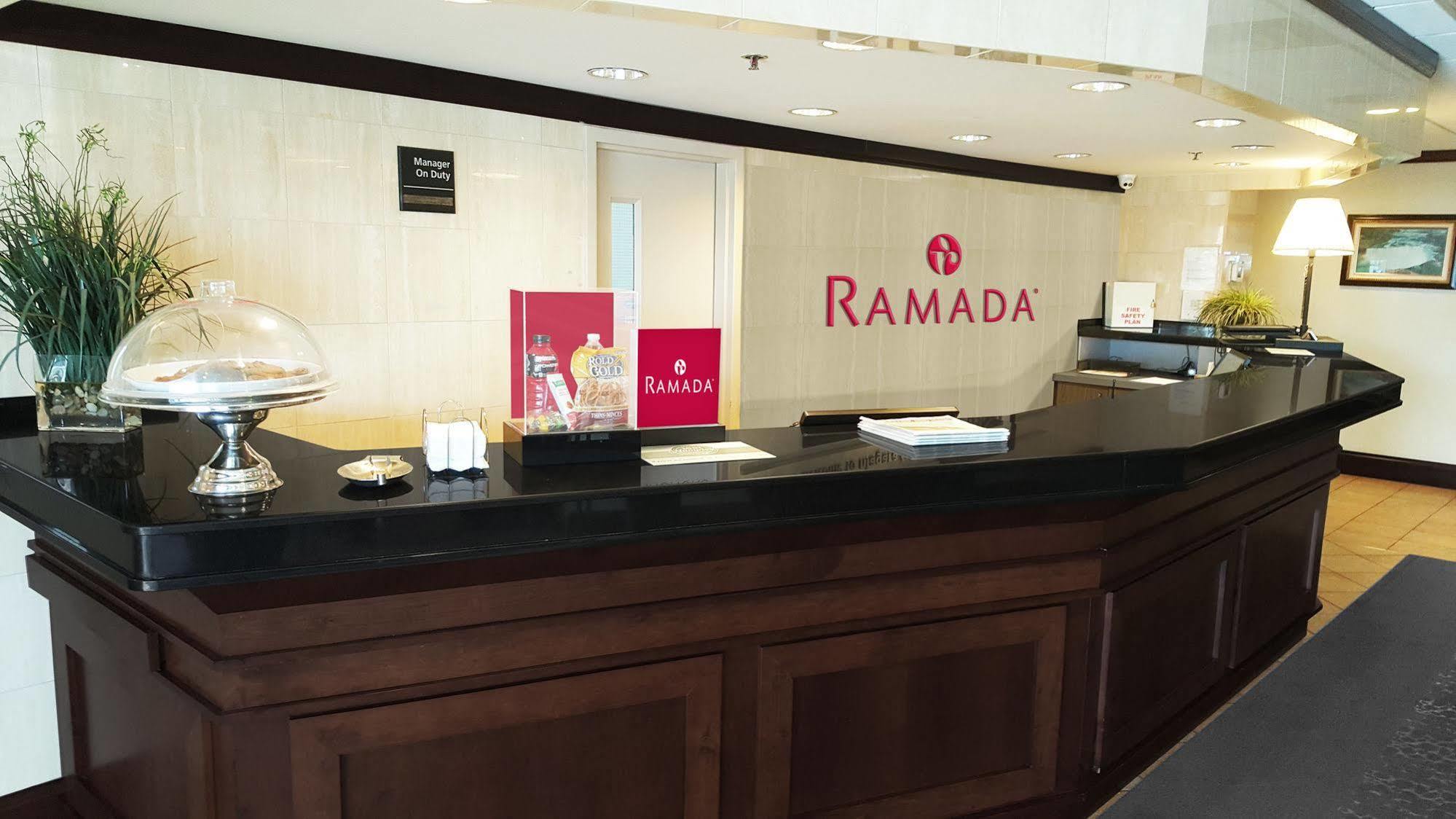 Ramada By Wyndham Niagara Falls By The River Bagian luar foto